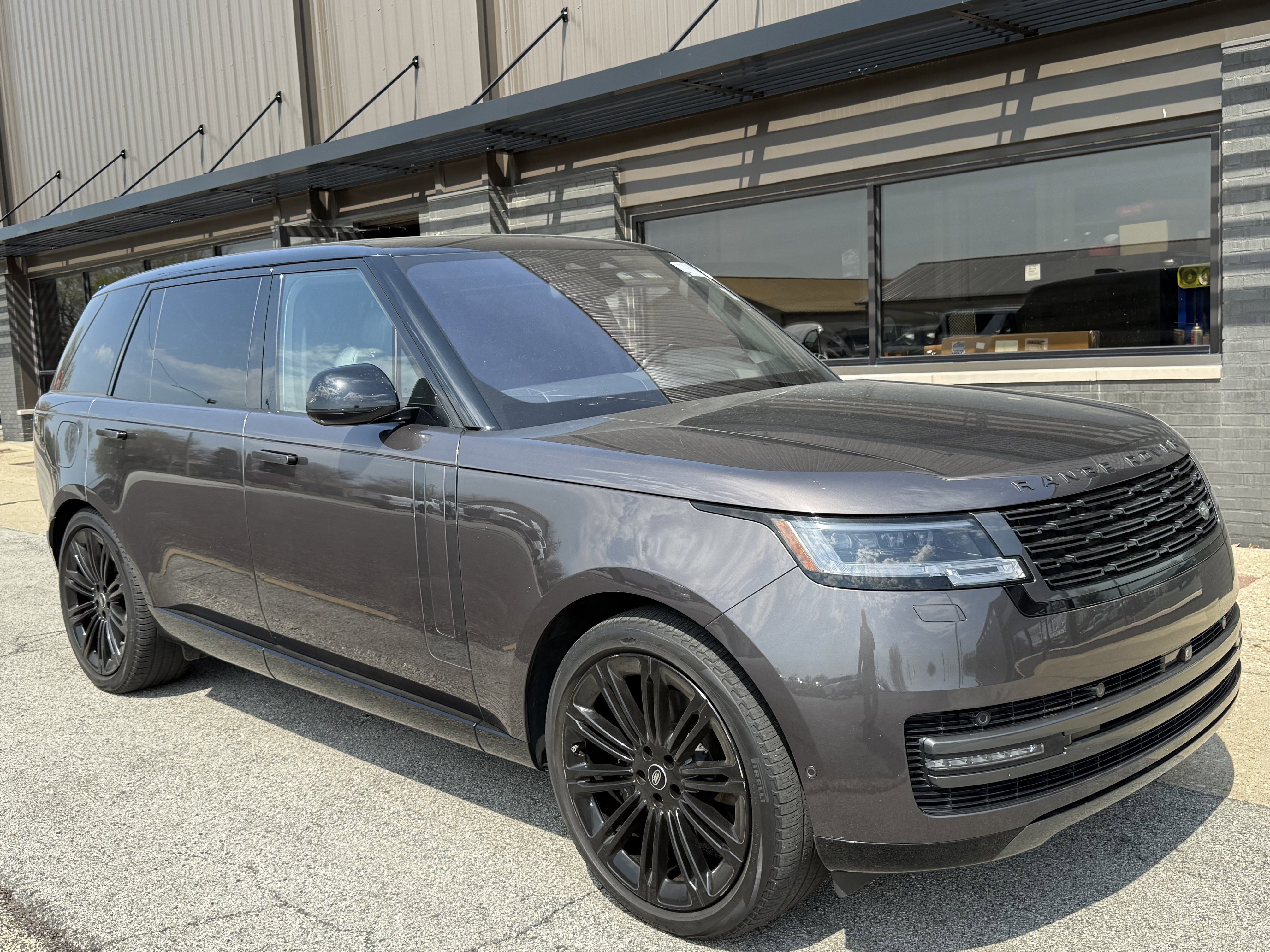 Used 2023 Land Rover Range Rover Long Wheelbase SE image 3