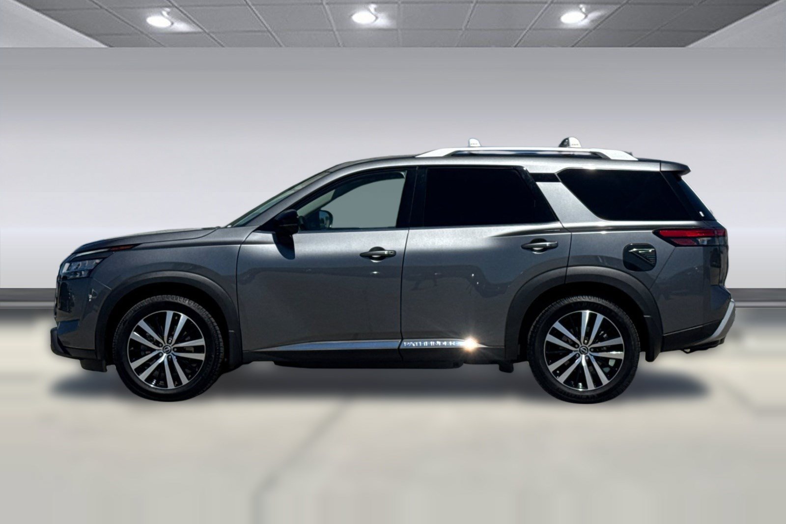 Used 2024 Nissan Pathfinder Platinum w/ Cargo Package AWD/4WD image 2