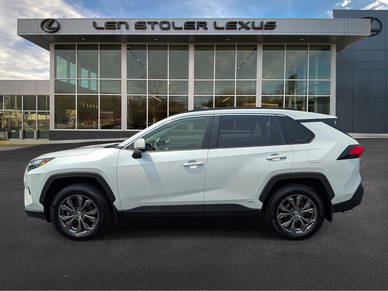 Used 2023 Toyota RAV4 XLE Premium AWD/4WD image 6