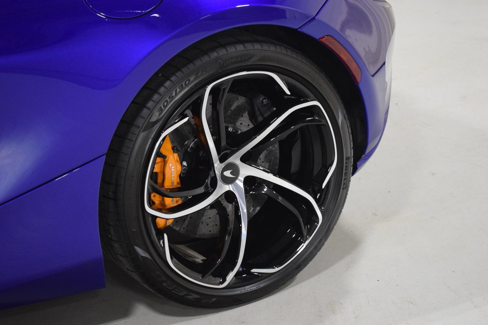 Used 2024 McLaren 750S Spider RWD image 8