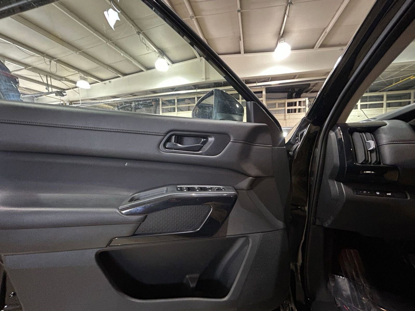 Used 2025 Nissan Pathfinder SV image 18