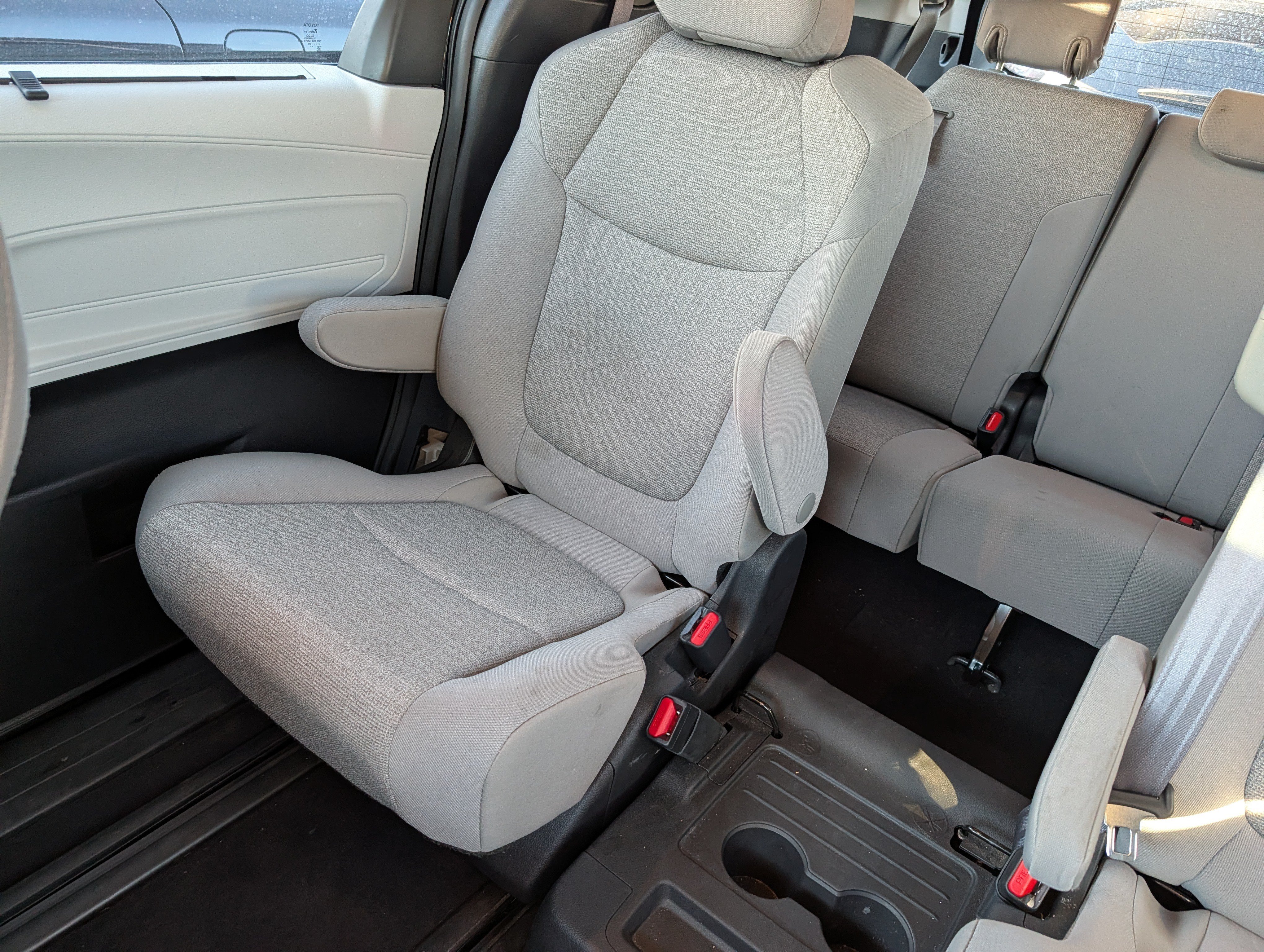 Used 2025 Toyota Sienna LE FWD image 12