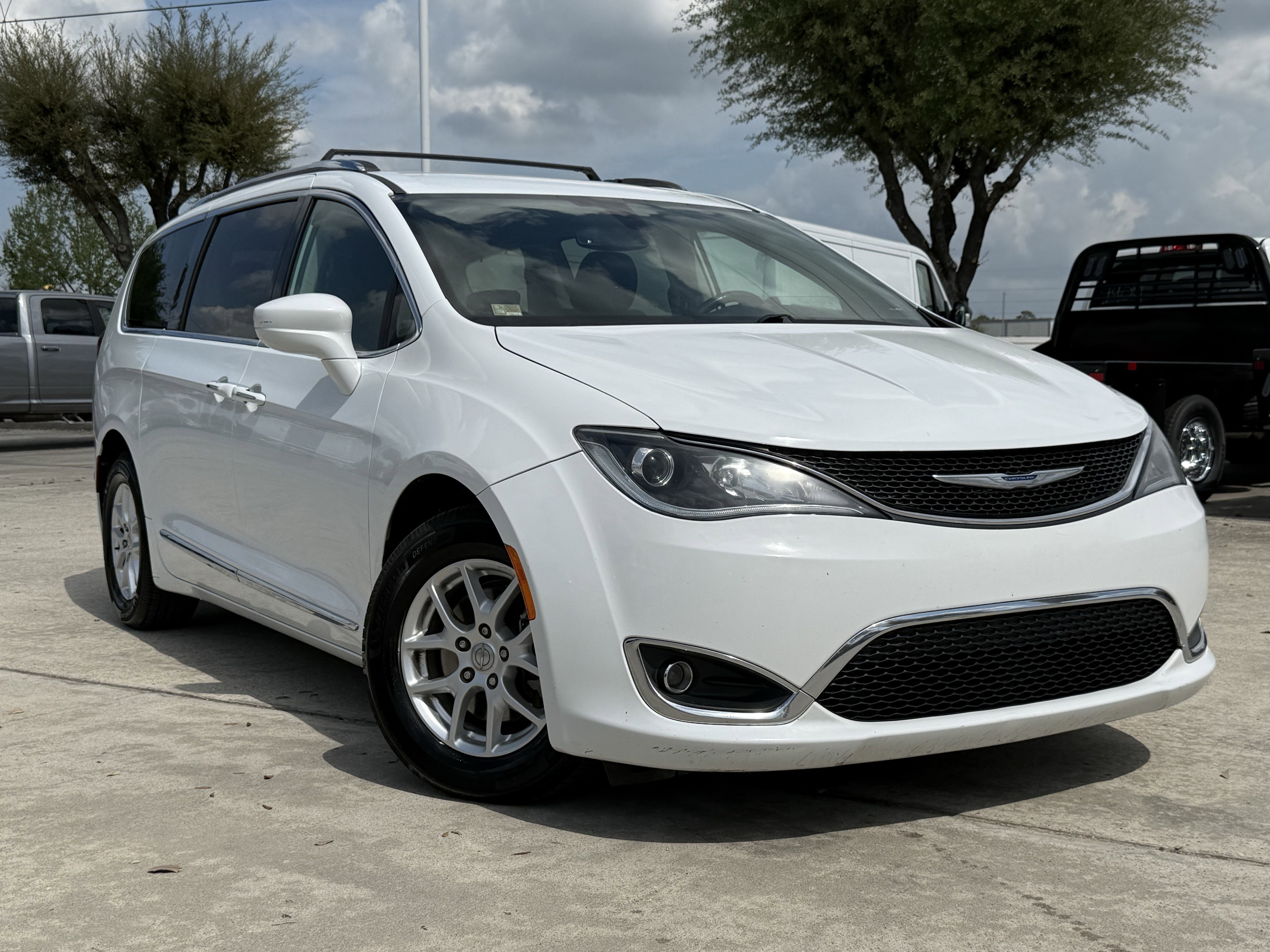 Used 2020 Chrysler Pacifica Touring-L image 2