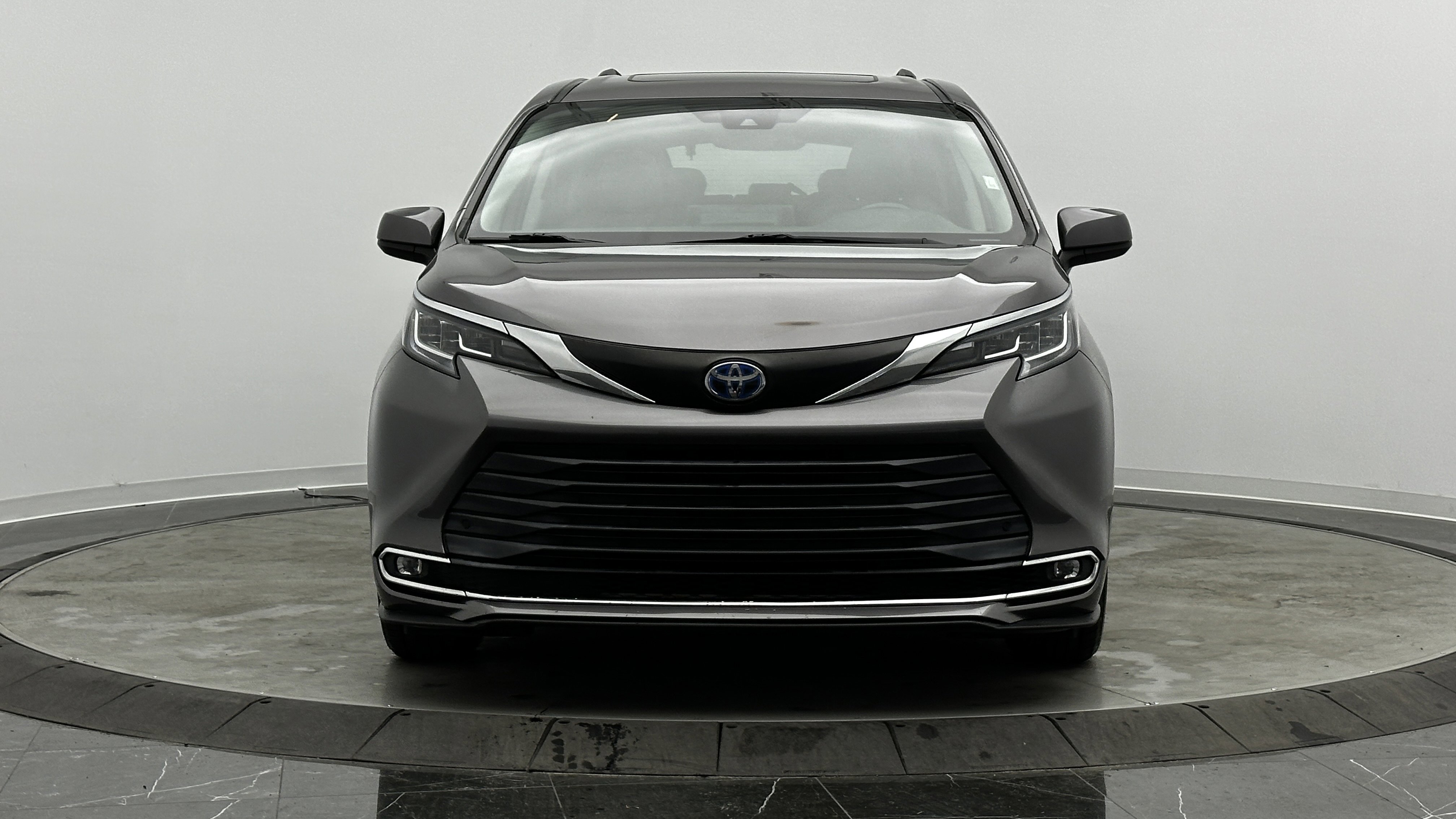 Used 2021 Toyota Sienna XLE image 2