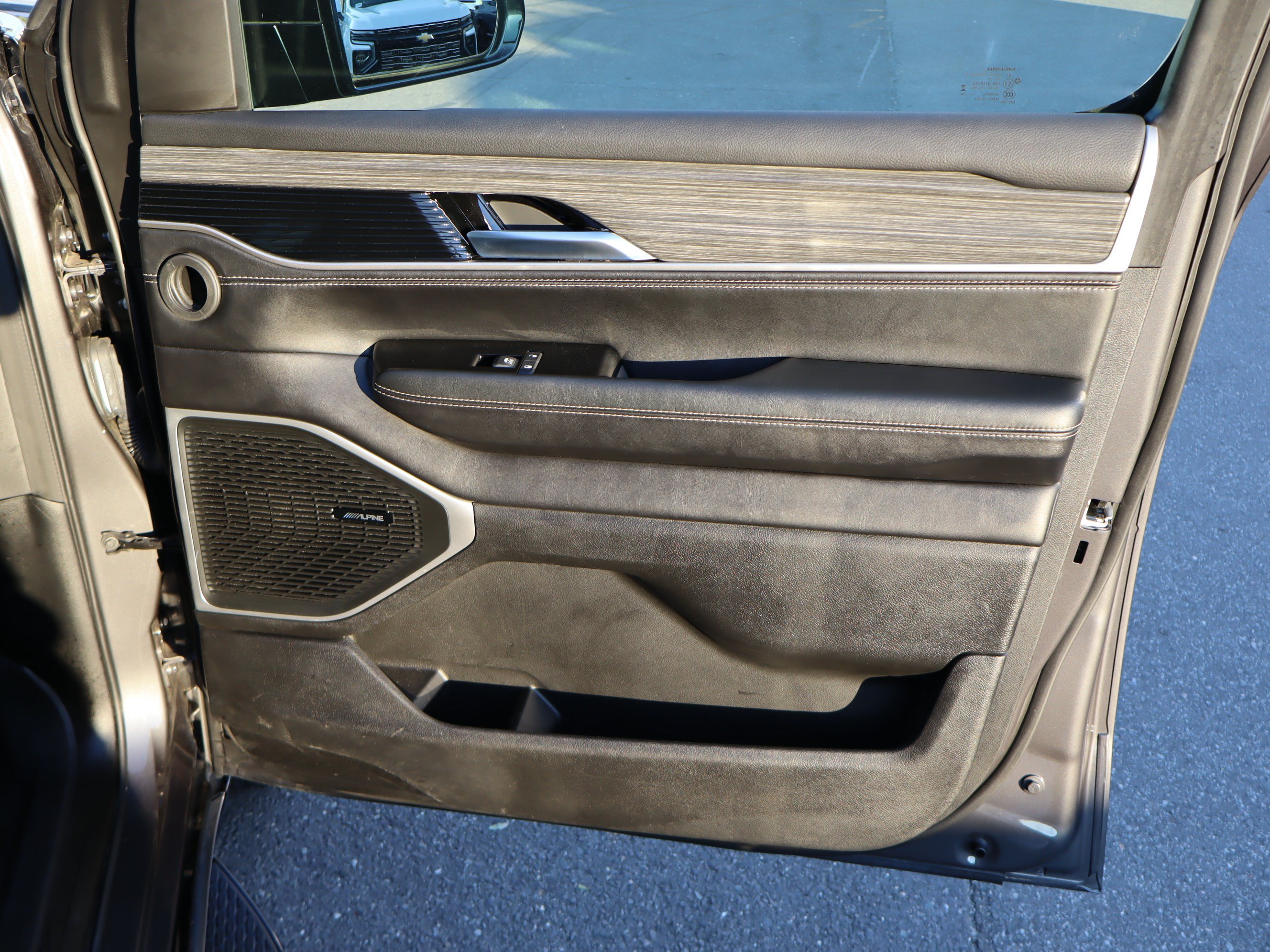 Used 2024 Jeep Wagoneer Series II w/ Convenience Group I AWD/4WD image 40
