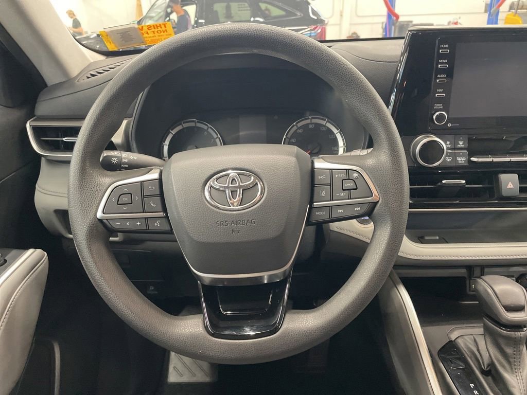 Used 2021 Toyota Highlander L AWD/4WD image 12