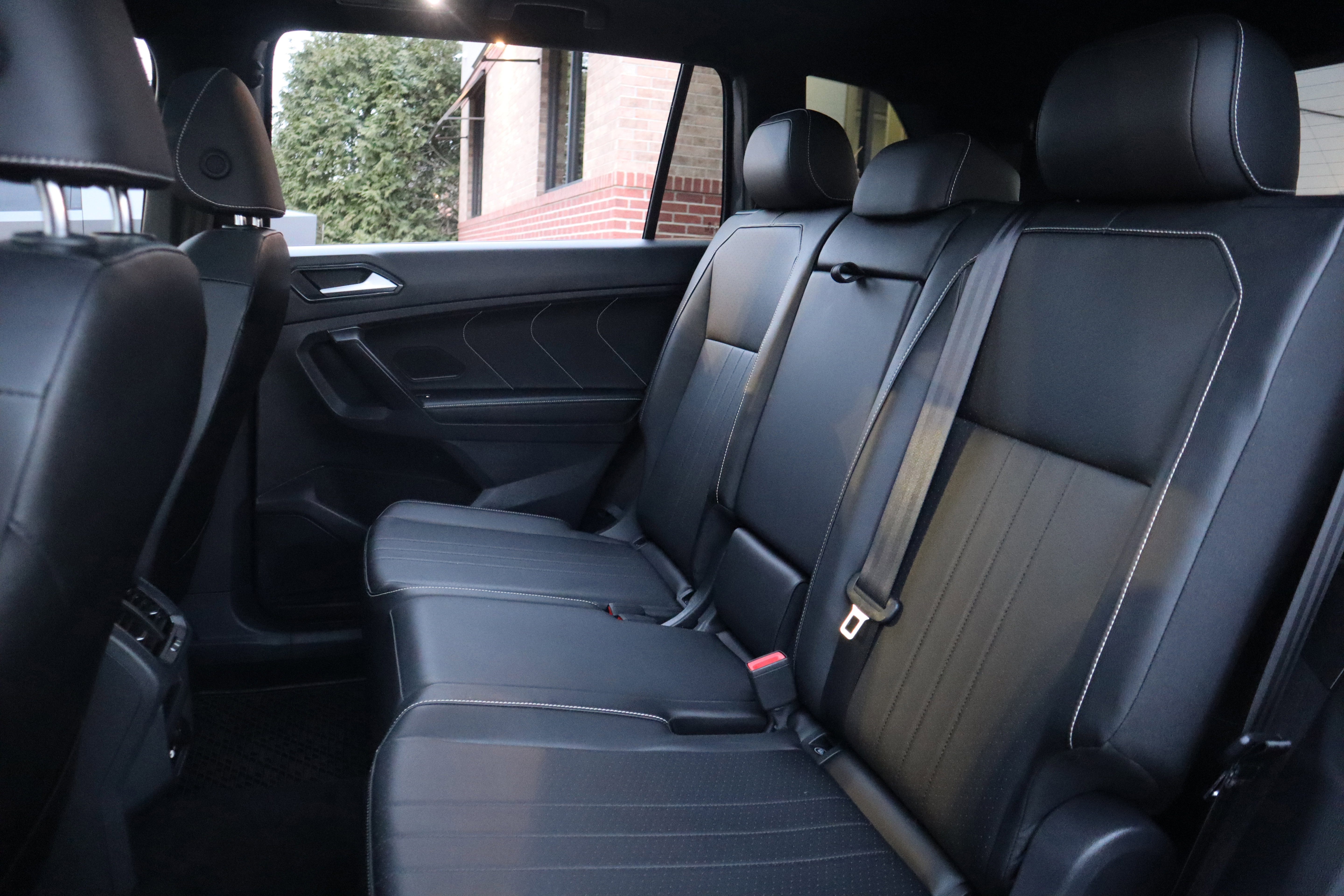 Used 2023 Volkswagen Tiguan SE R-Line image 28