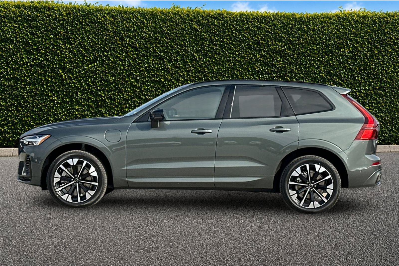 New 2026 Volvo XC60 T8 Plus w/ Climate Package PRO AWD/4WD image 3