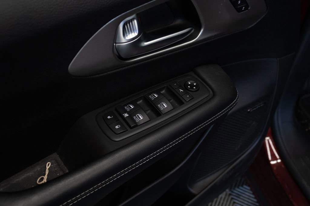 Used 2021 Chrysler Pacifica Limited w/ Uconnect Theater Family Group FWD image 17