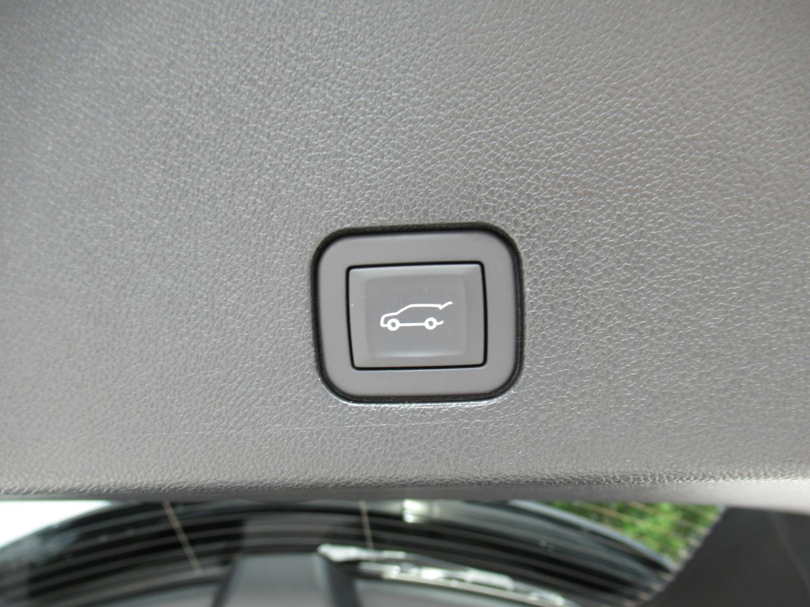 Certified 2025 Cadillac XT6 Luxury FWD image 37