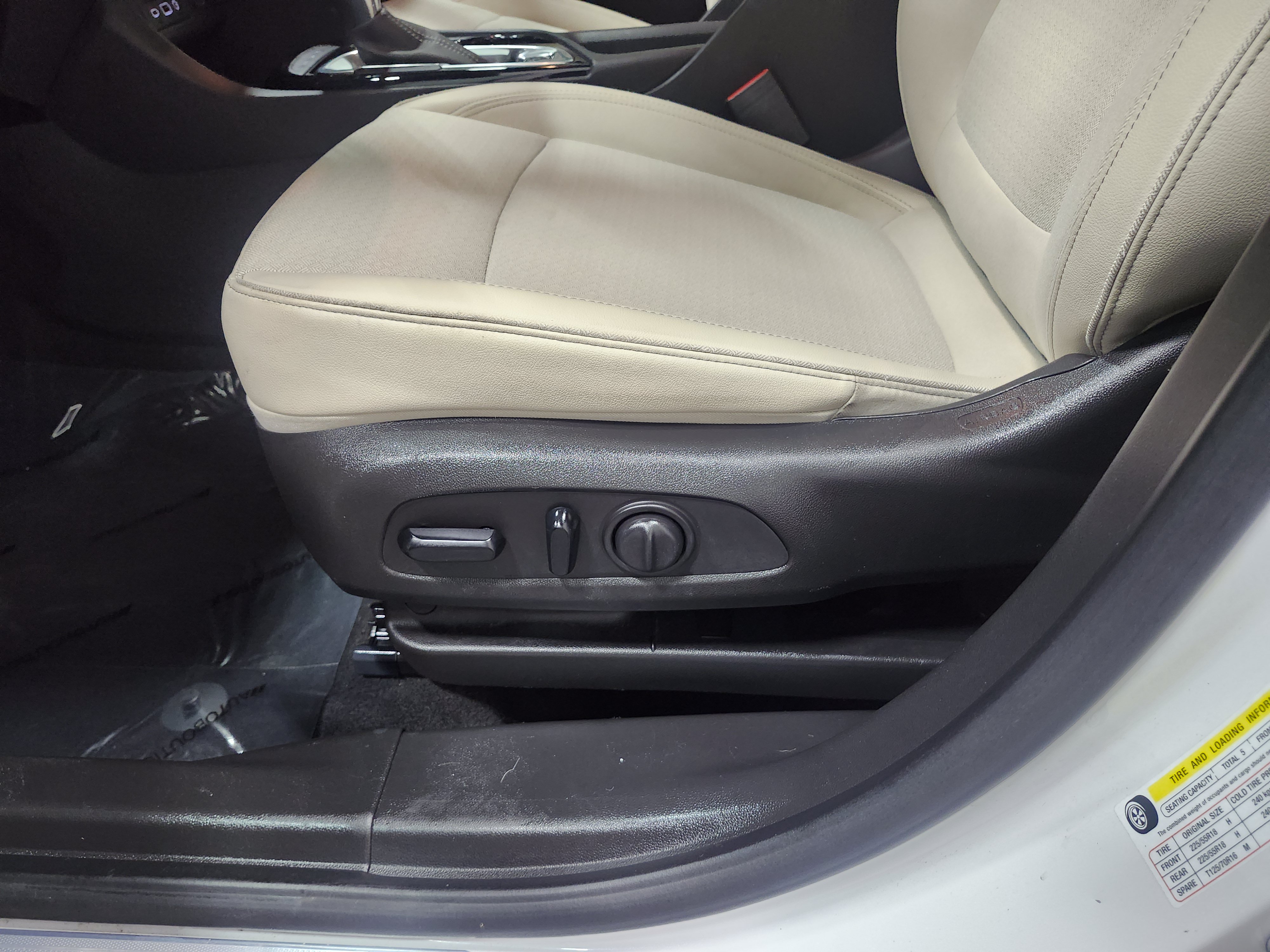 Used 2020 Buick Encore GX Select w/ Experience Buick Package AWD/4WD image 28