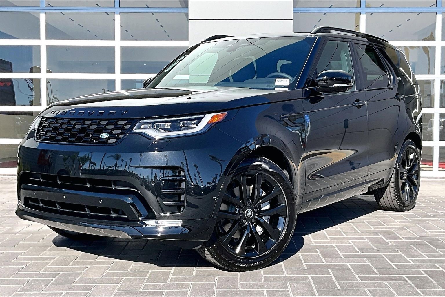 New 2026 Land Rover Discovery Dynamic SE image 1