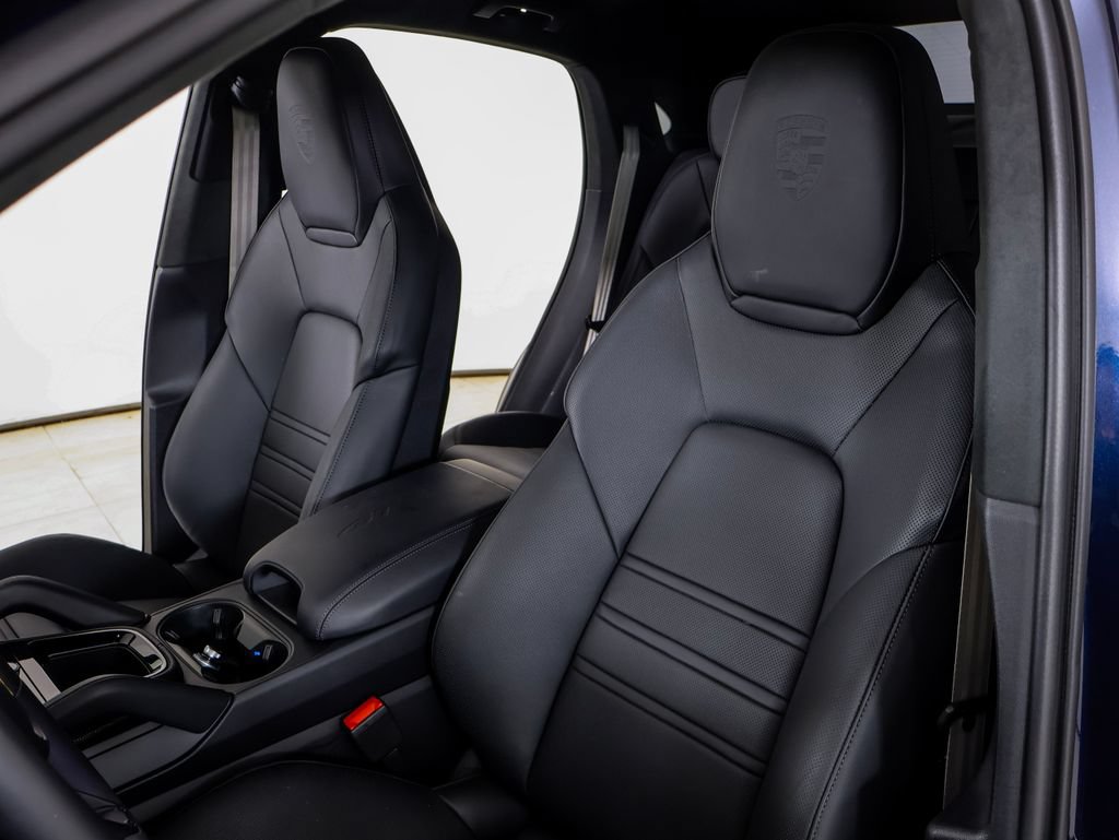 Certified 2026 Porsche Cayenne GTS w/ Technology Package AWD/4WD image 15