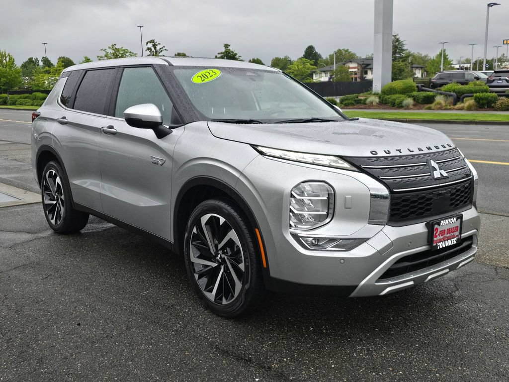 Used 2023 Mitsubishi Outlander 4WD Plug-In Hybrid image 3