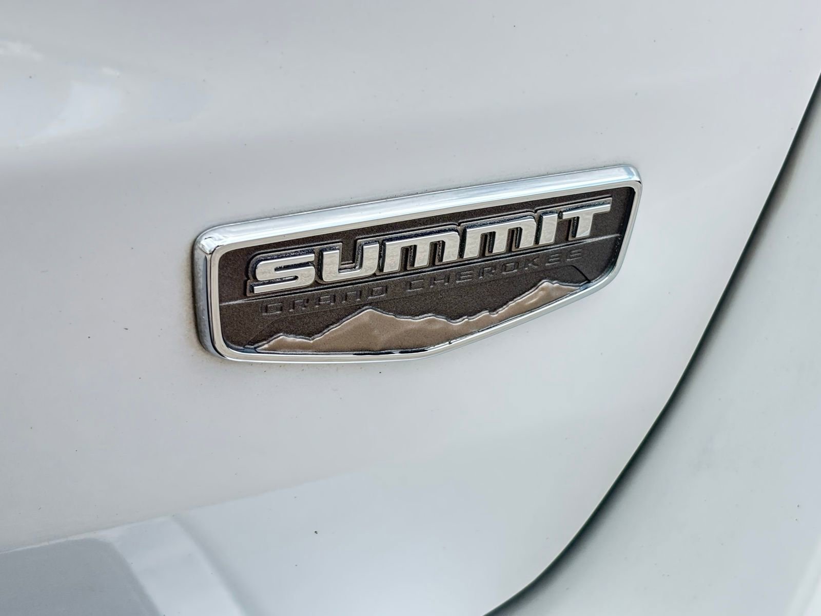 Used 2017 Jeep Grand Cherokee Summit AWD/4WD image 15