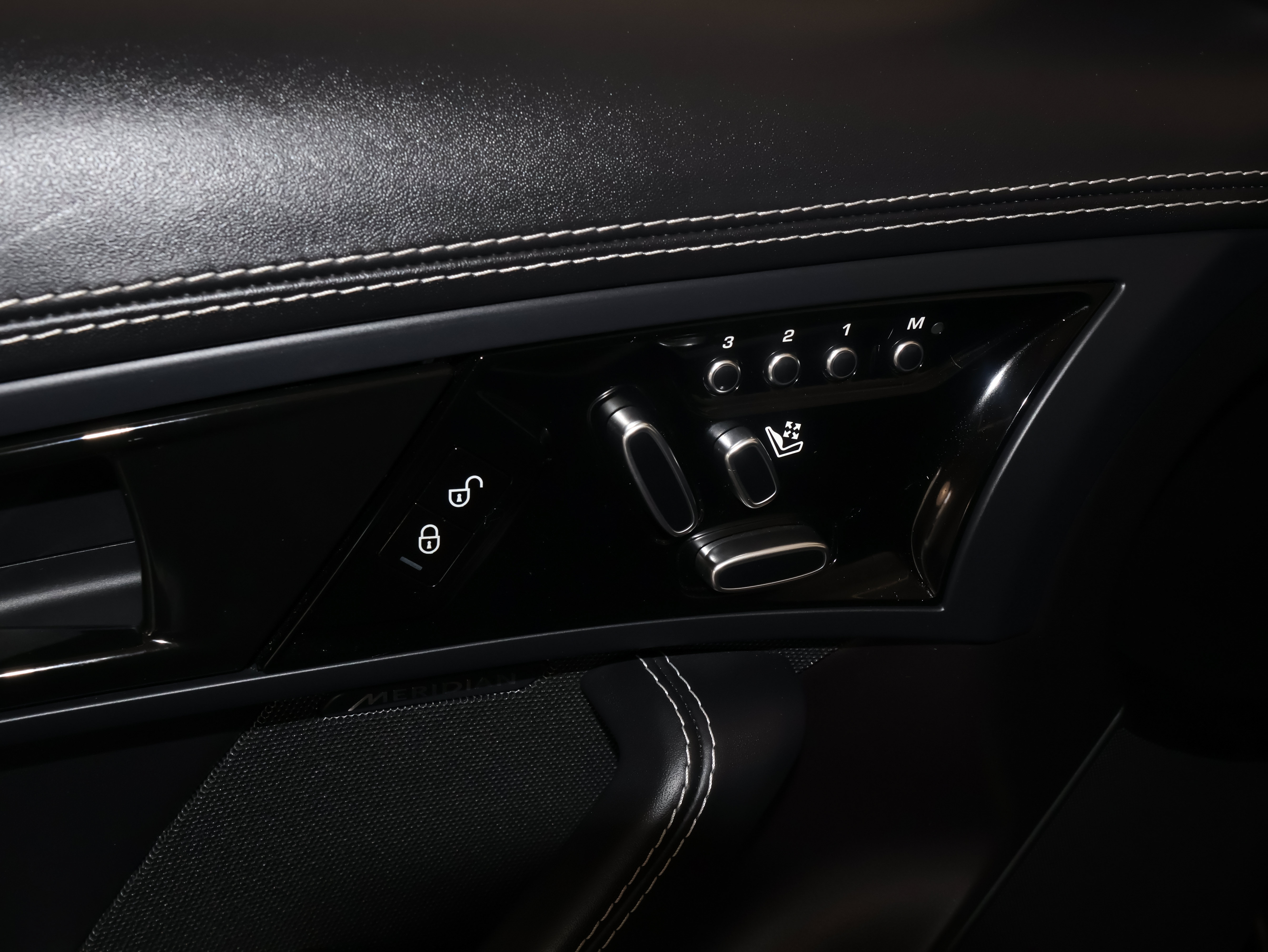 Used 2018 Jaguar F-TYPE 400 Sport AWD/4WD image 19