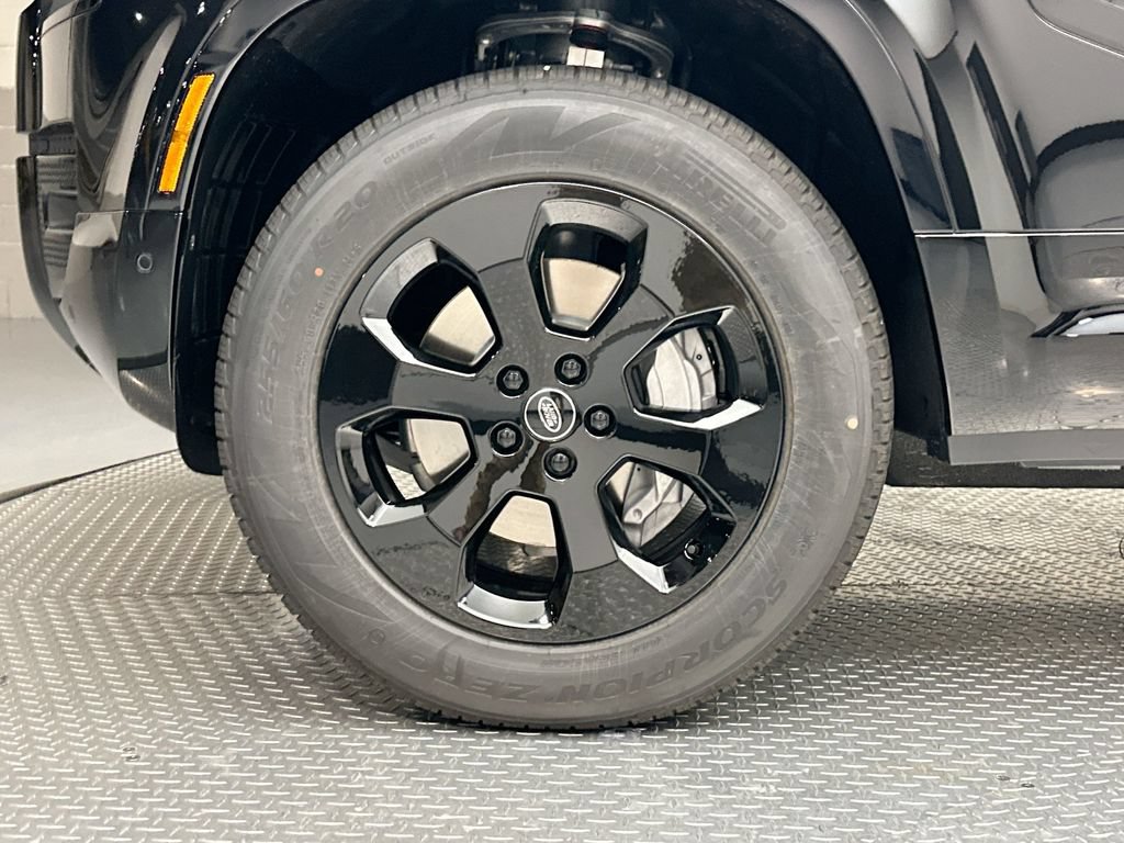 Certified 2025 Land Rover Defender 110 X-Dynamic SE AWD/4WD image 2