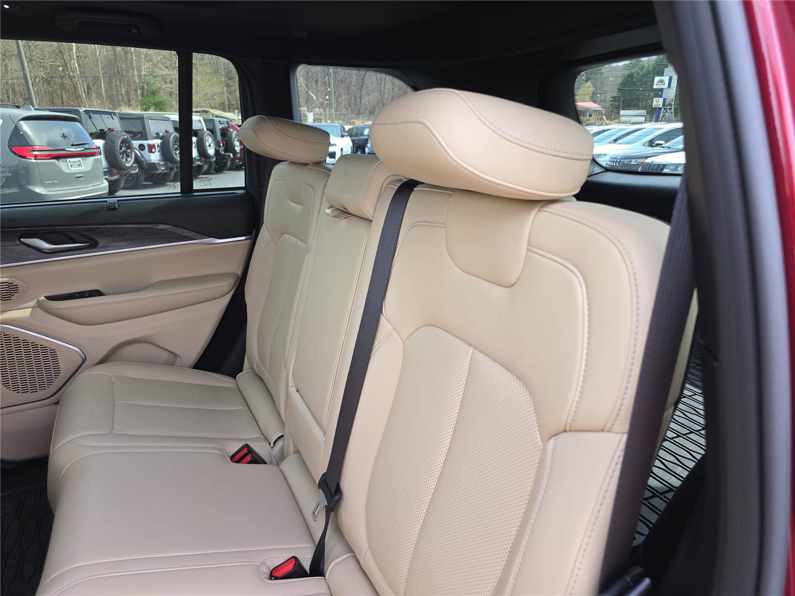 Used 2025 Jeep Grand Cherokee Limited w/ Luxury Tech Group II image 15