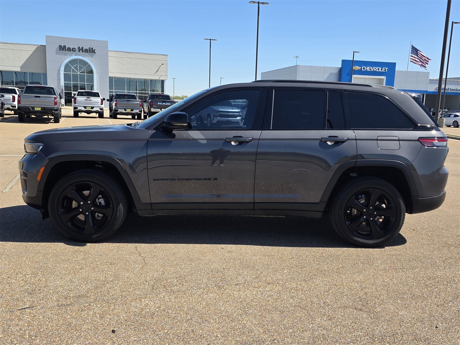 Used 2024 Jeep Grand Cherokee Altitude image 4