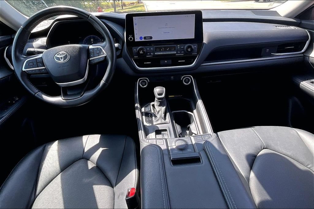 Used 2025 Toyota Grand Highlander AWD image 17