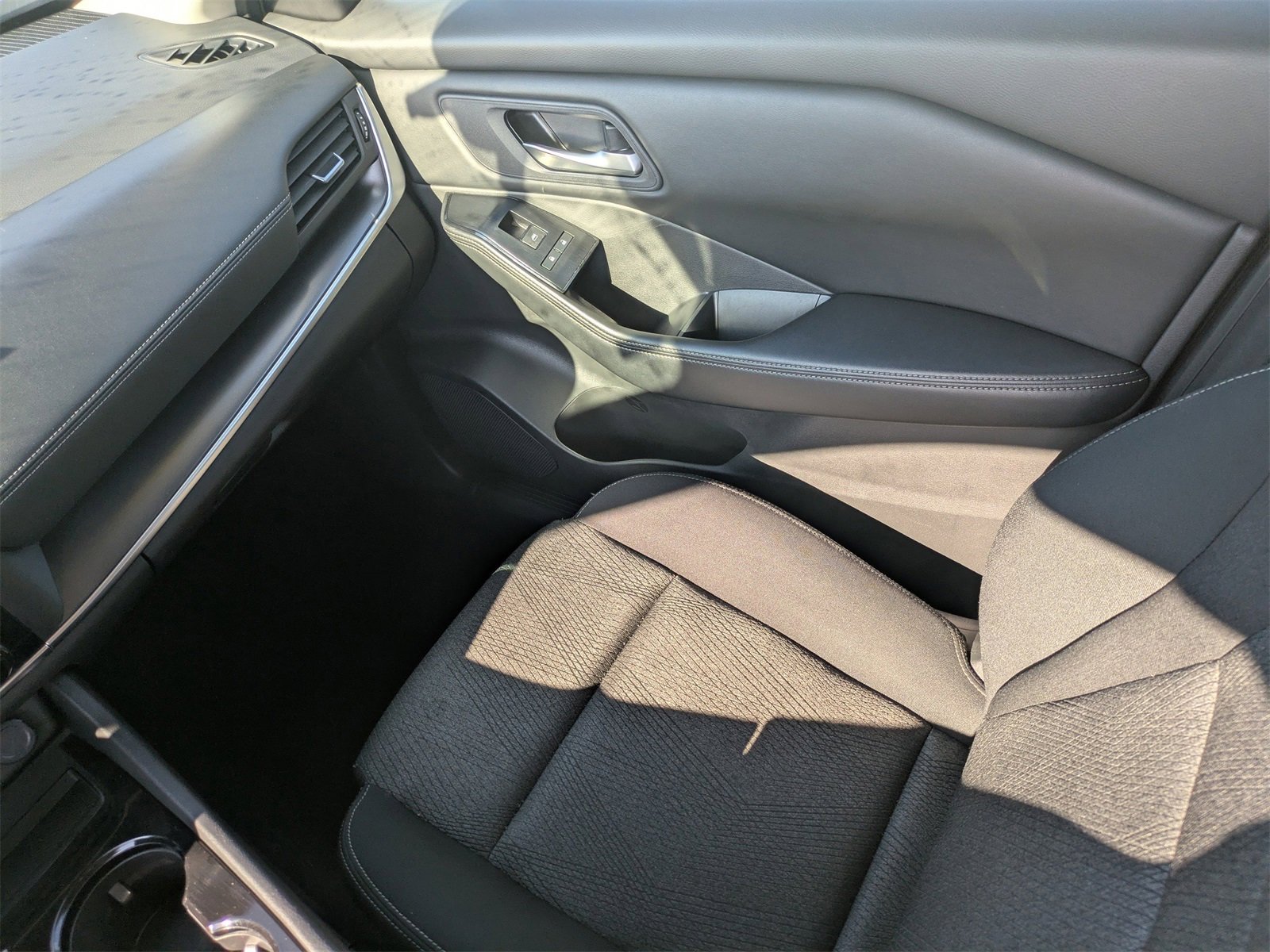 Used 2024 Nissan Rogue SV image 18