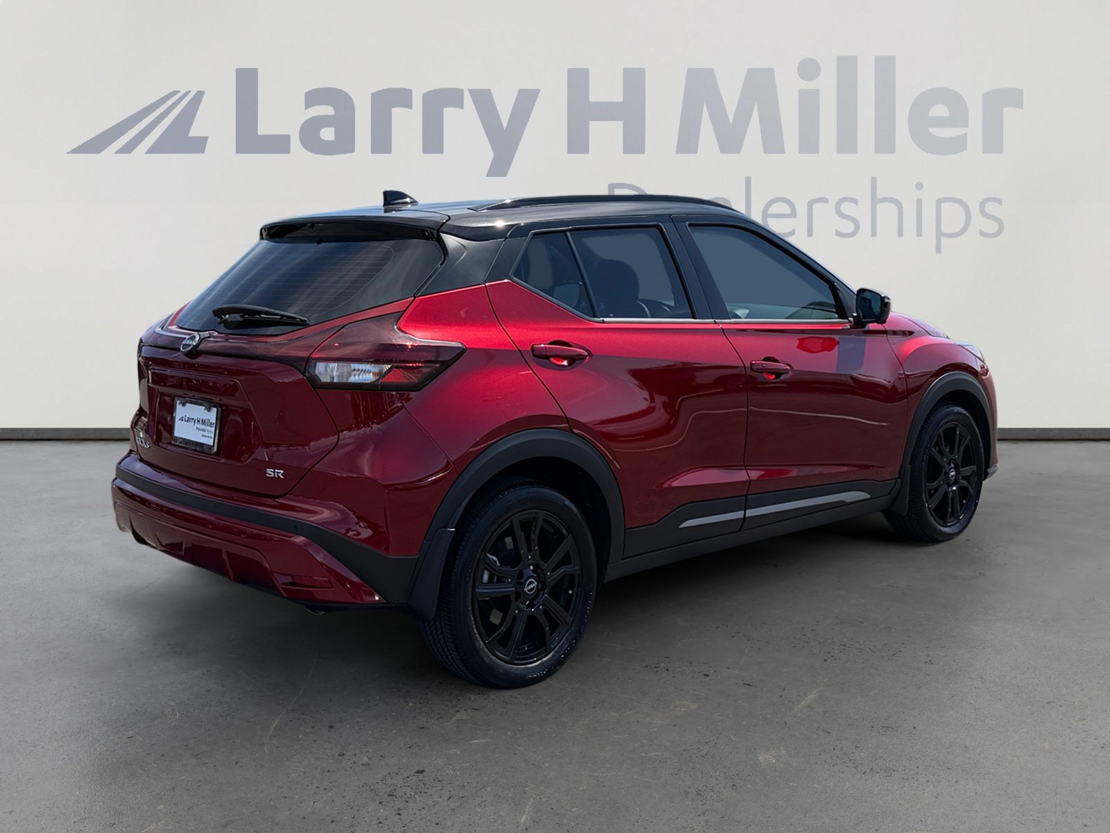 Used 2023 Nissan Kicks SR w/ SR Premium Package FWD image 5
