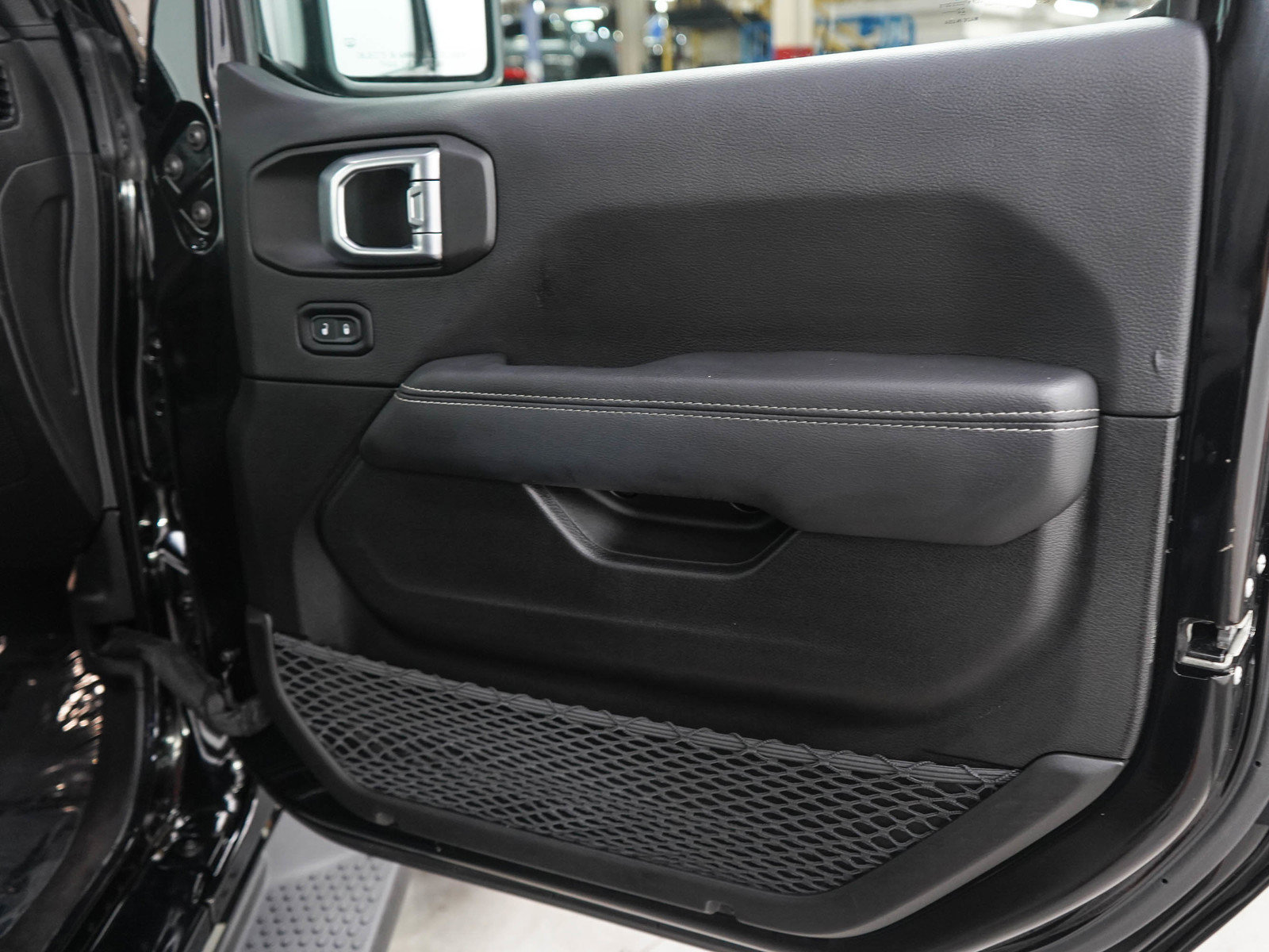 Used 2022 Jeep Wrangler Unlimited Sahara w/ Cold Weather Group AWD/4WD image 9