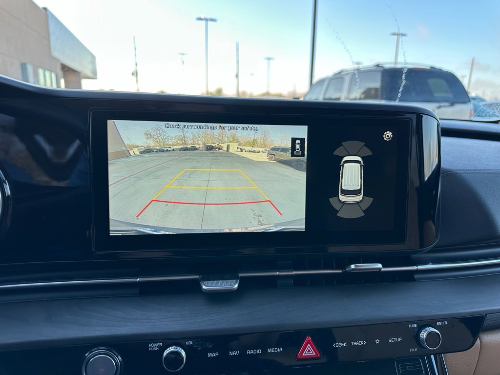 Used 2022 Kia Carnival EX image 19