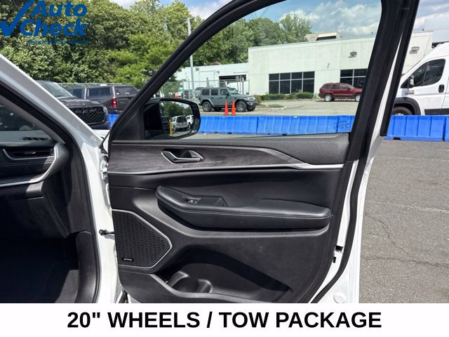 Used 2023 Jeep Grand Cherokee Limited w/ Trailer Tow Prep Group (B) AWD/4WD image 31