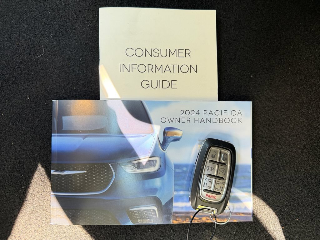 Used 2024 Chrysler Pacifica Limited FWD image 18