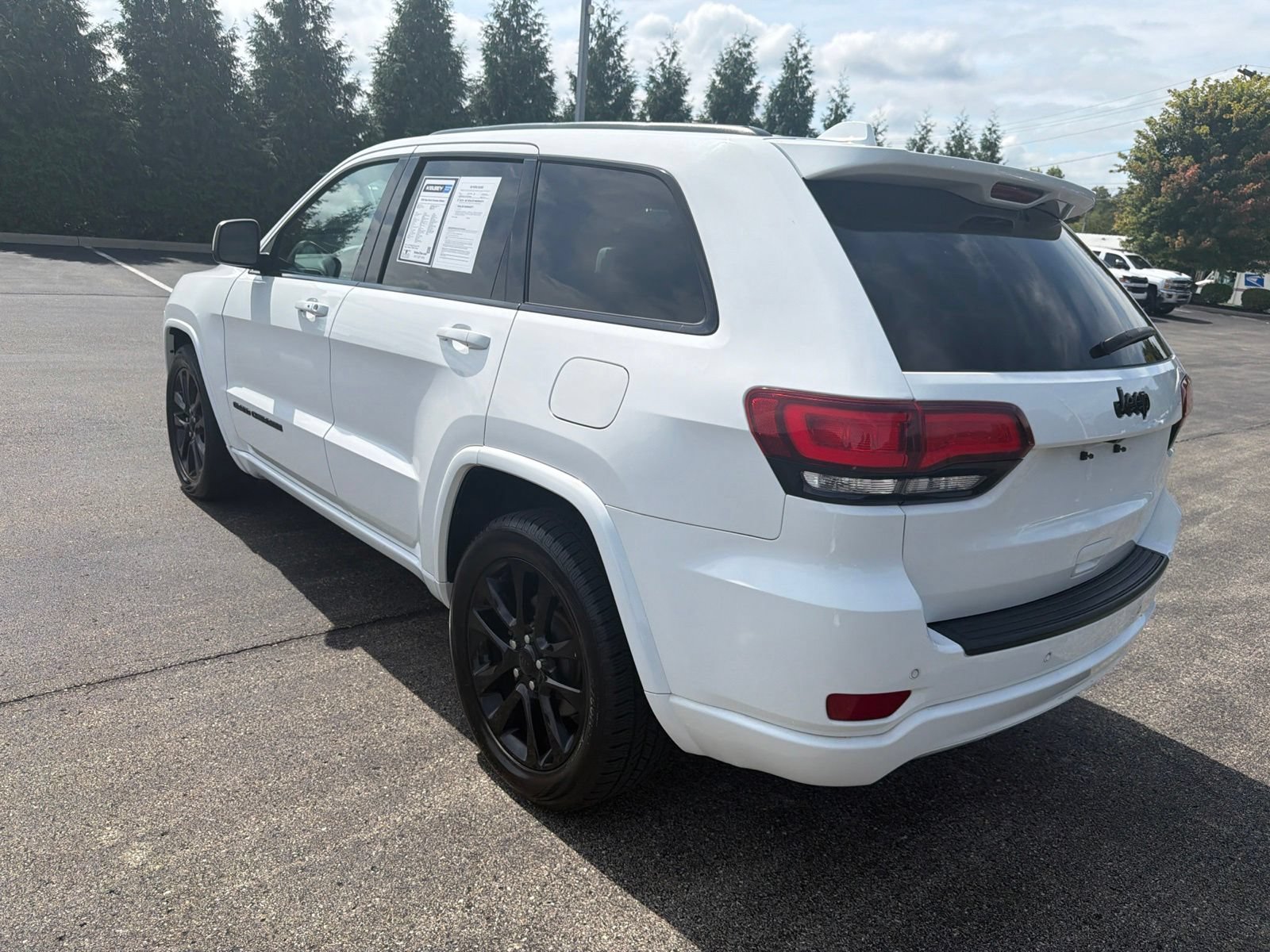 Used 2020 Jeep Grand Cherokee Altitude RWD image 3