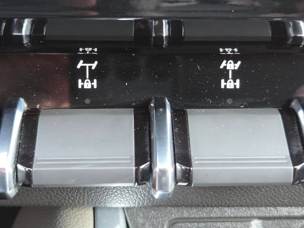 Used 2025 Chevrolet Colorado ZR2 w/ Technology Package AWD/4WD image 10