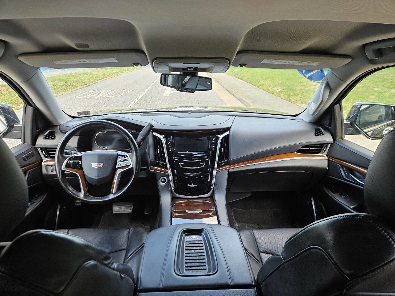 Used 2019 Cadillac Escalade ESV 4WD image 19