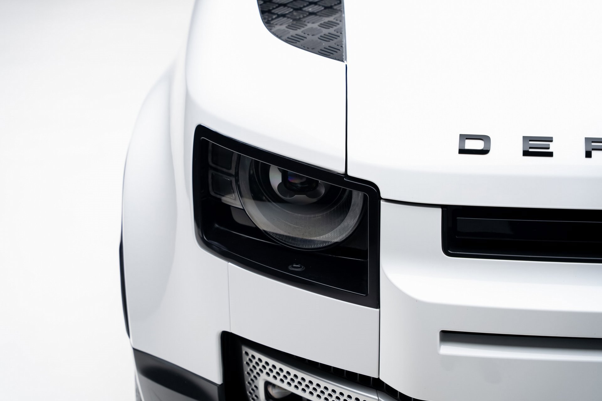 Used 2023 Land Rover Defender 130 SE image 12