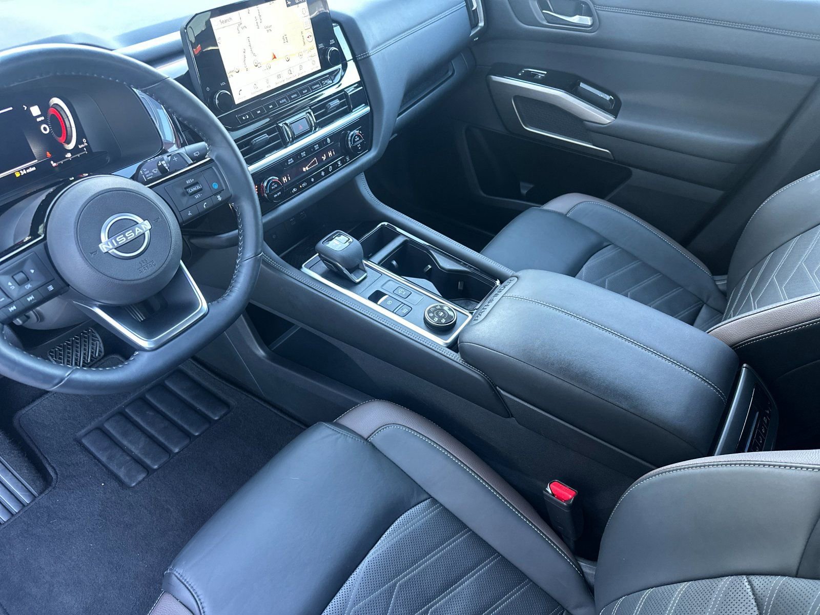 Used 2025 Nissan Pathfinder Platinum image 9