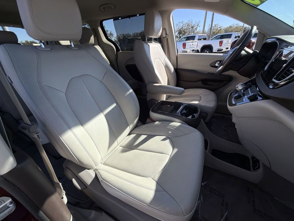 Used 2020 Chrysler Pacifica Touring-L image 32