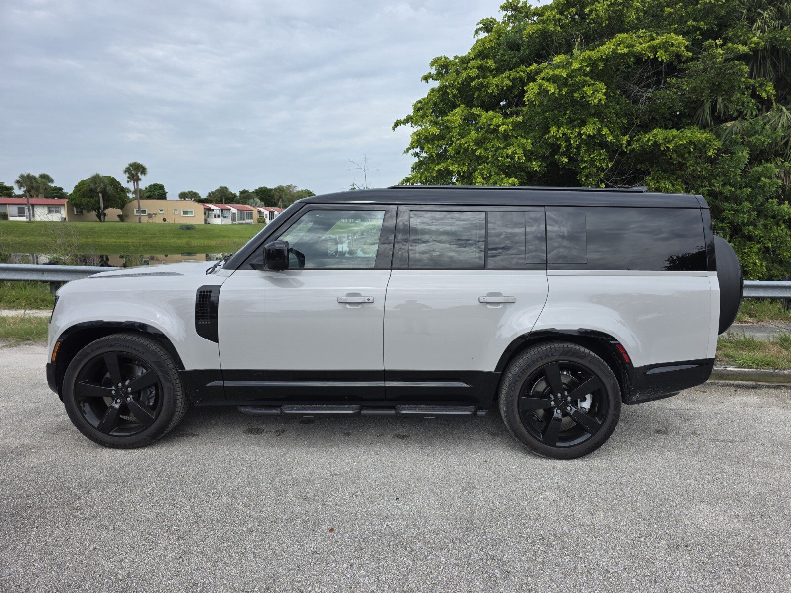 New 2026 Land Rover Defender 130 X-Dynamic SE AWD/4WD image 7
