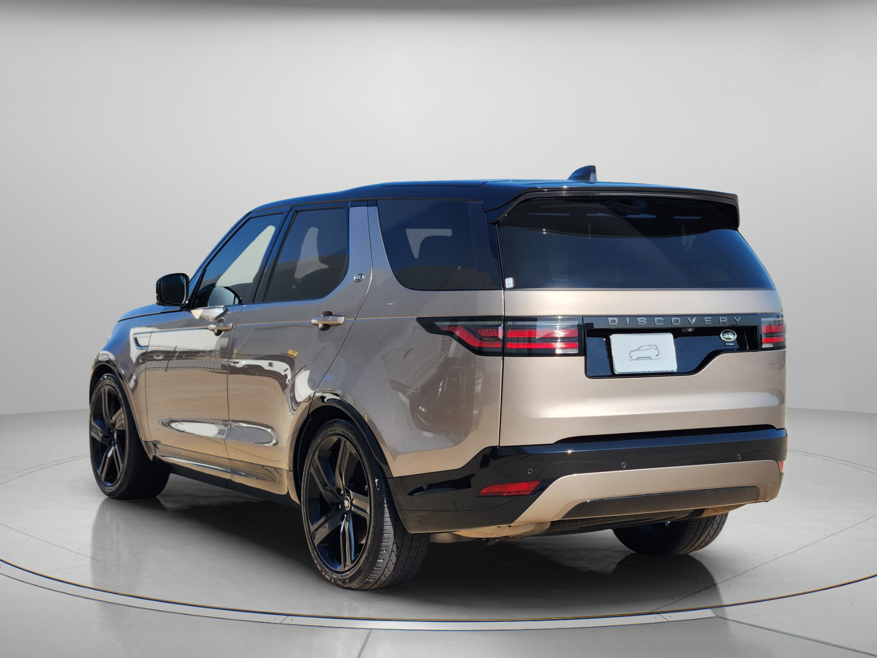 Used 2023 Land Rover Discovery HSE R-Dynamic AWD/4WD image 3