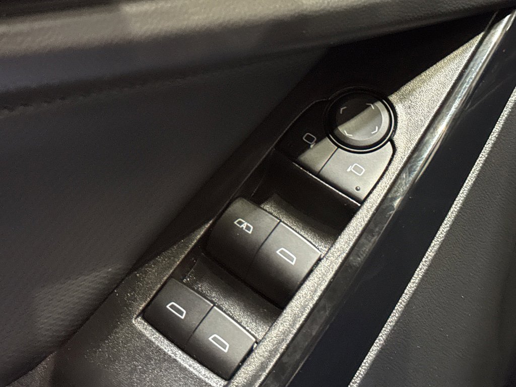 Used 2025 Chevrolet Equinox LT w/ Convenience Package II image 30