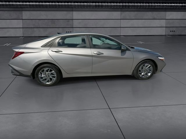 Used 2024 Hyundai Elantra SEL FWD image 9