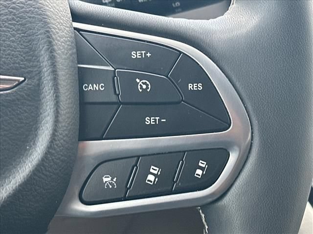 Used 2023 Chrysler Pacifica Touring-L AWD/4WD image 24
