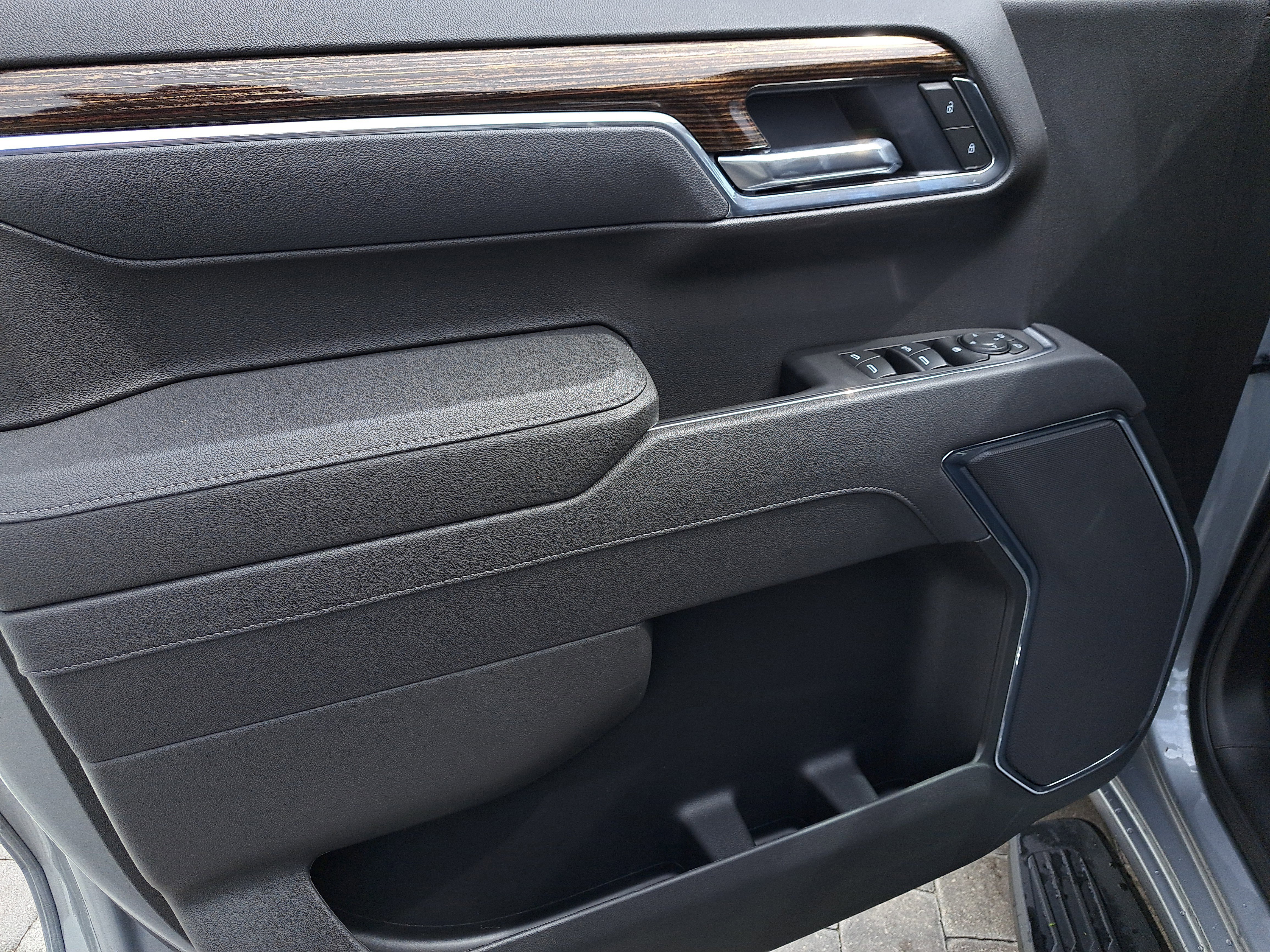 New 2025 GMC Sierra 1500 Elevation w/ LPO, Elevation Black Package image 18