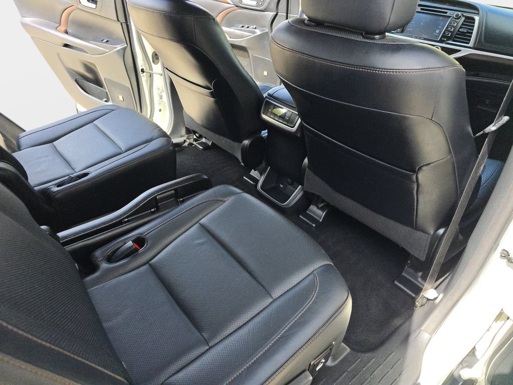 Used 2016 Toyota Highlander Limited w/ Preferred Accessory Package FWD image 13
