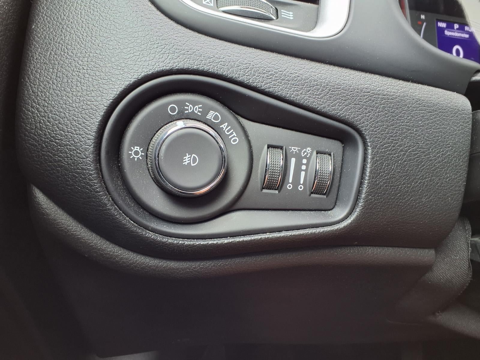 Certified 2019 Jeep Renegade Latitude w/ Cold Weather Group AWD/4WD image 17