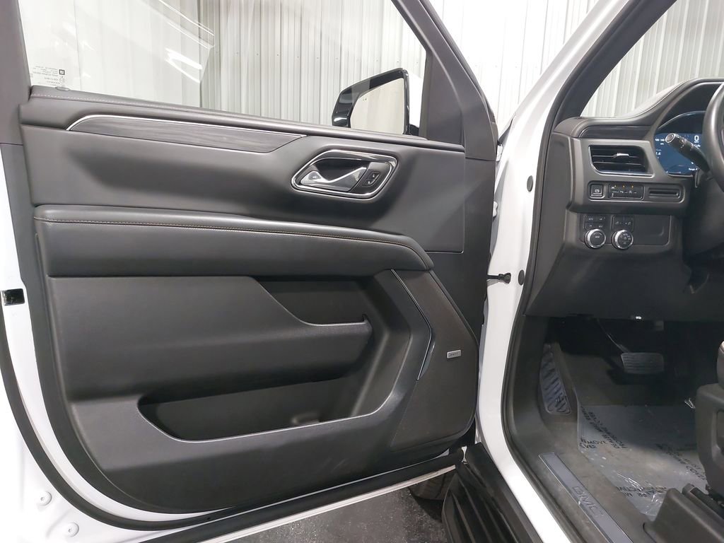 Used 2024 GMC Yukon XL SLT image 28