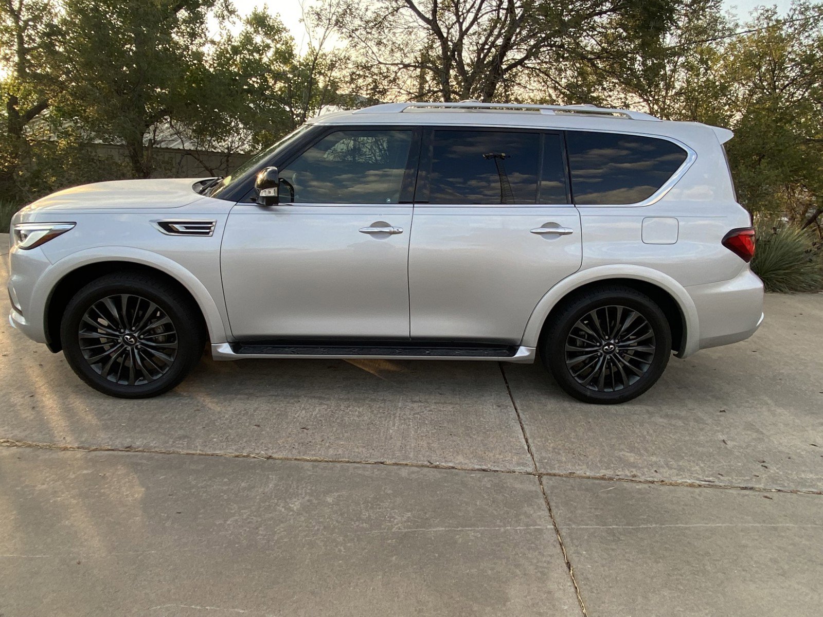 Used 2021 INFINITI QX80 Premium Select w/ All-Season Package image 4