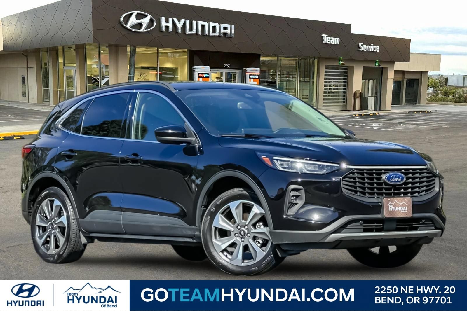 Used 2025 Ford Escape Platinum AWD/4WD image 1