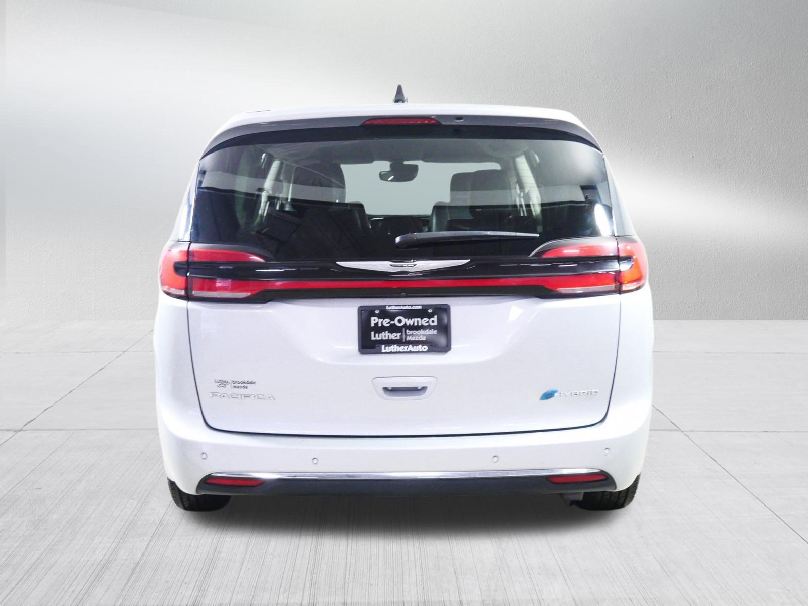 Used 2023 Chrysler Pacifica Touring-L image 6