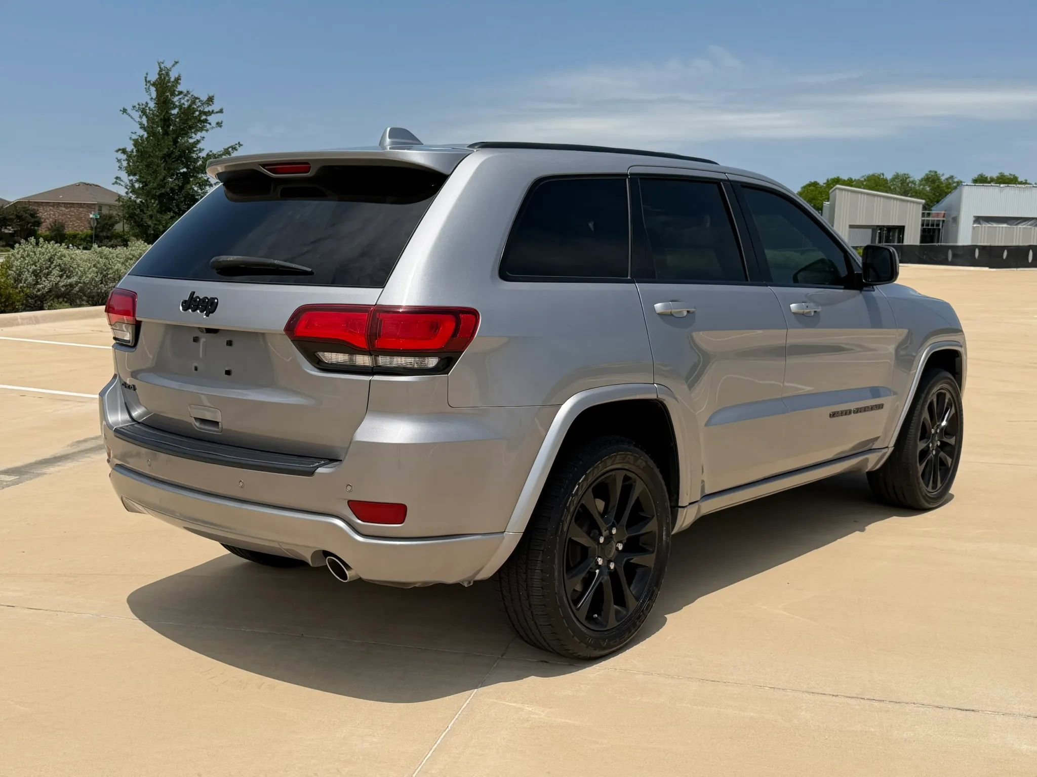 Used 2020 Jeep Grand Cherokee Altitude AWD/4WD image 4