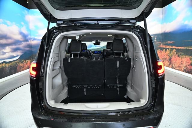 Used 2023 Chrysler Pacifica Touring-L image 39